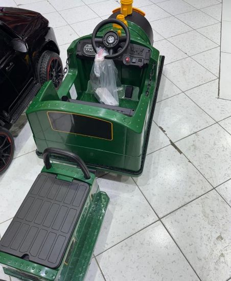 صورة قطار كهربائي للأطفال مع مركبة خلفية